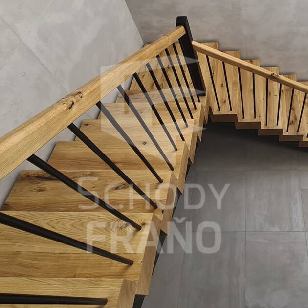 Dubové trámové schody.