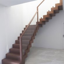 Krabicové schodisko so zábradlím drevo-sklo