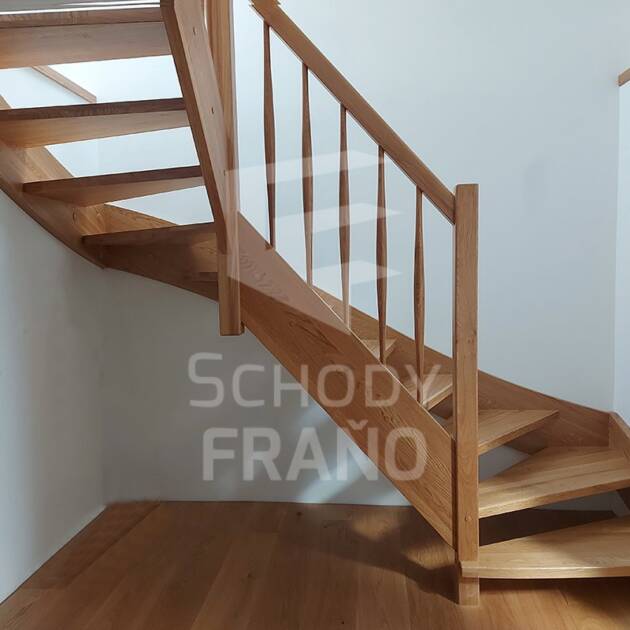 Dubové drevené schody s klasickymi schodnicami