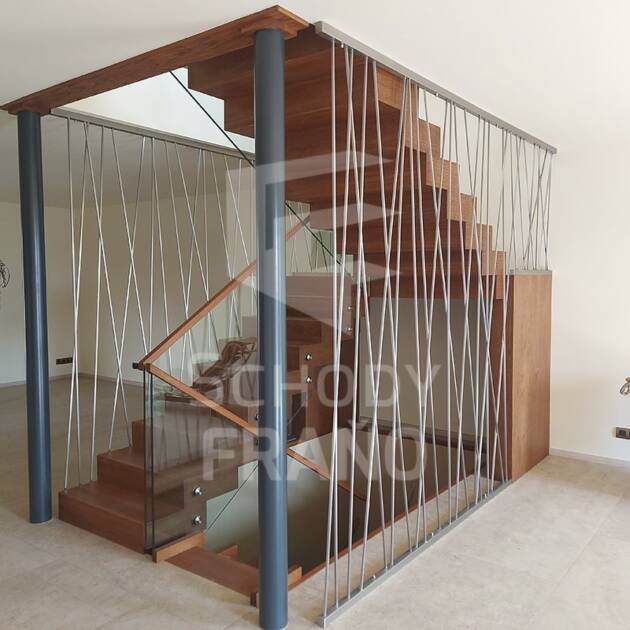 Krabicové schodisko so skleným zábradlím a nerezovou pavučinou