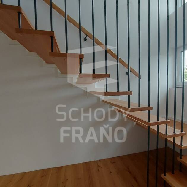 Minimalistické samonosné závesné schody