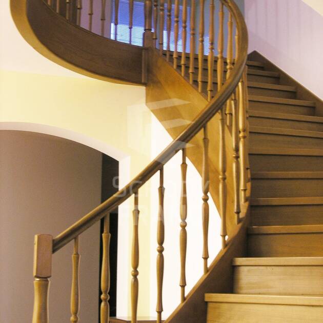 Elegantný obklad s ohýbanou schodnicou a ohýbaným zábradlím