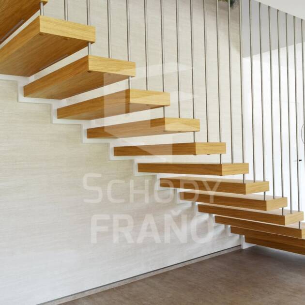 Schodisko s moderným dizajnom v kombinácii s nerezom