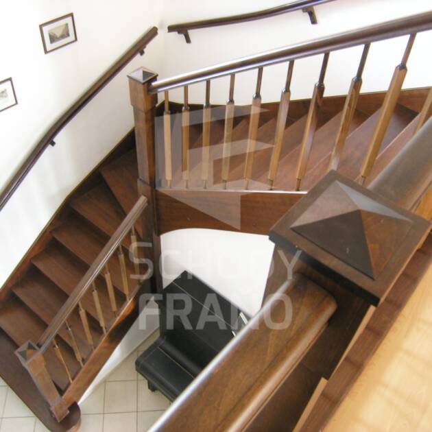 Štýlove schodisko s tvarovanými sĺpmi a oblúkovým nástupným stupňom