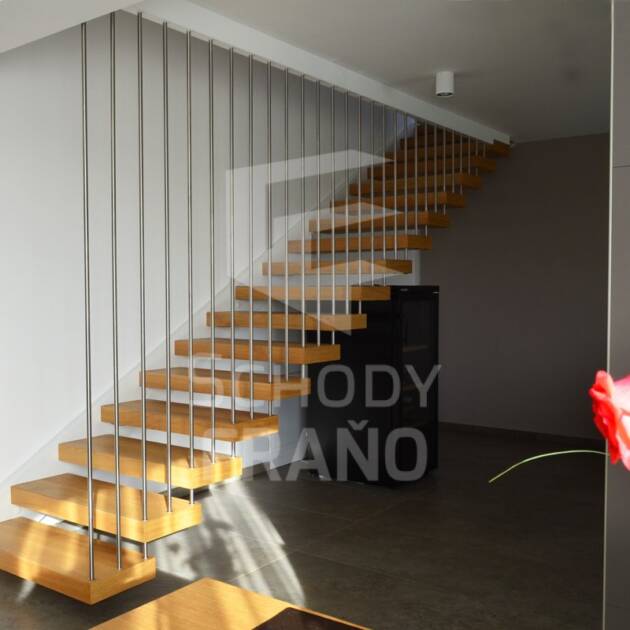 Závesné schodisko so zapusteným posledným stupňom v podlahe