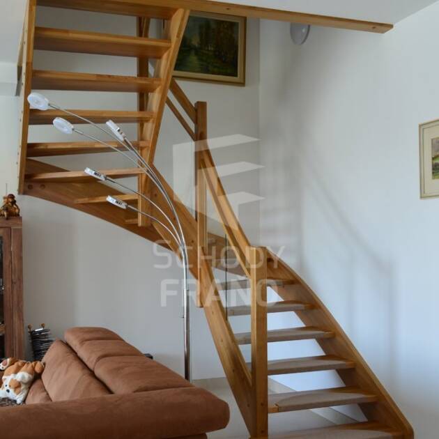 Drevené schodisko so zábradlím kombinovaným so sklom