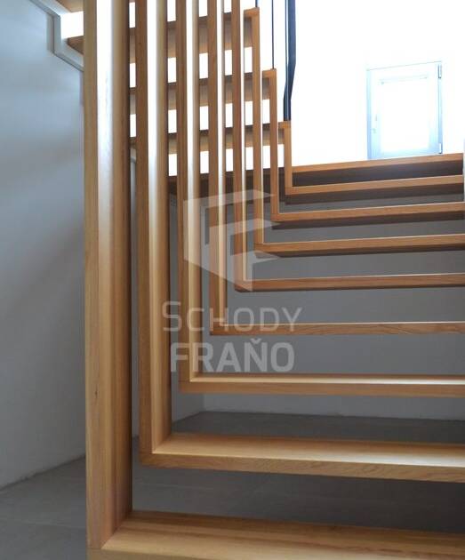 Moderné dizajnové schody so stupňami prepojenými do písmena "Z"