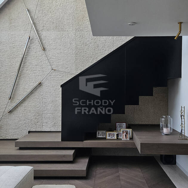 Moderné drevené schodisko s plným kovovým zábradlím
